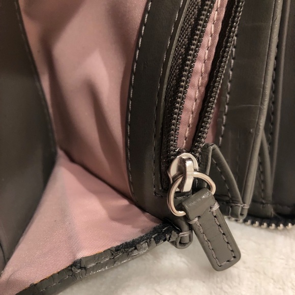 💴 Authentic Coach Gray Satin Zip Around Wallet - Picture 8 of 9